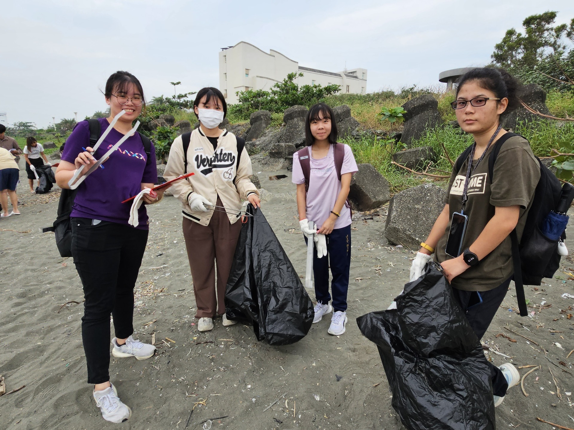 NUK's faculty and students collaborate with the local community to initiate the Kezailiao Beach cleanup. 006Image