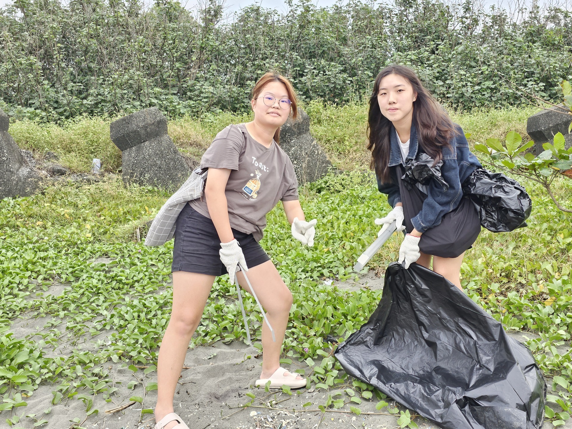 NUK's faculty and students collaborate with the local community to initiate the Kezailiao Beach cleanup. 007Image