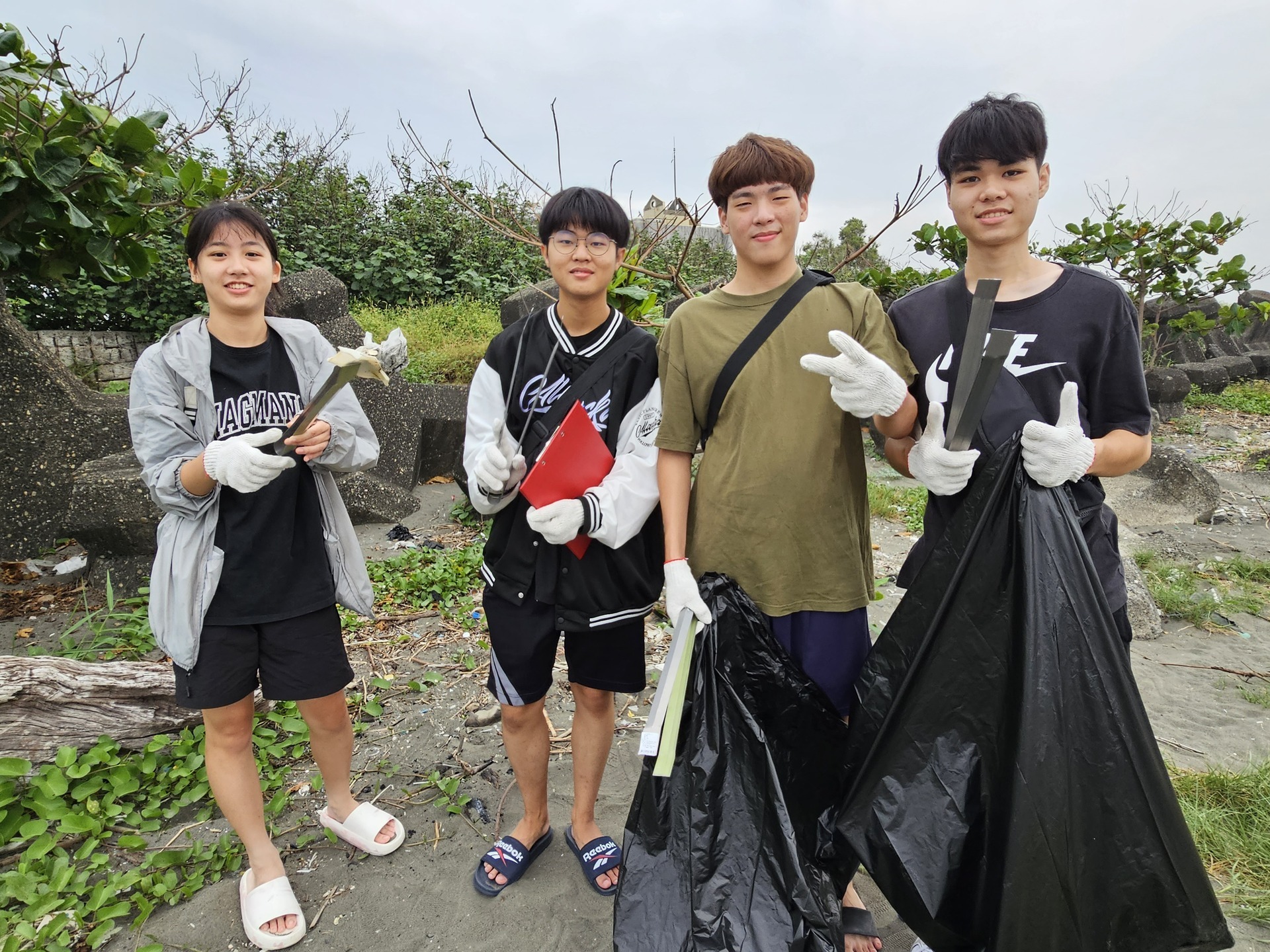 NUK's faculty and students collaborate with the local community to initiate the Kezailiao Beach cleanup. 008Image