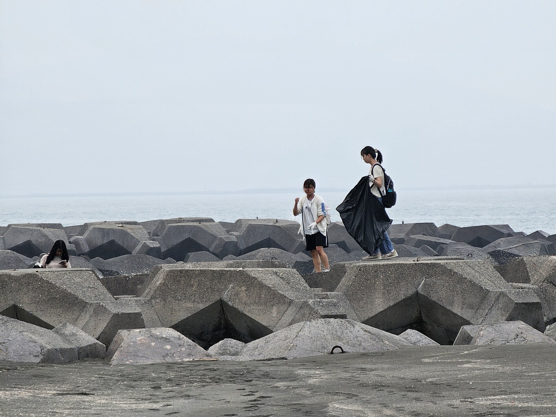 NUK's faculty and students collaborate with the local community to initiate the Kezailiao Beach cleanup. 009Image