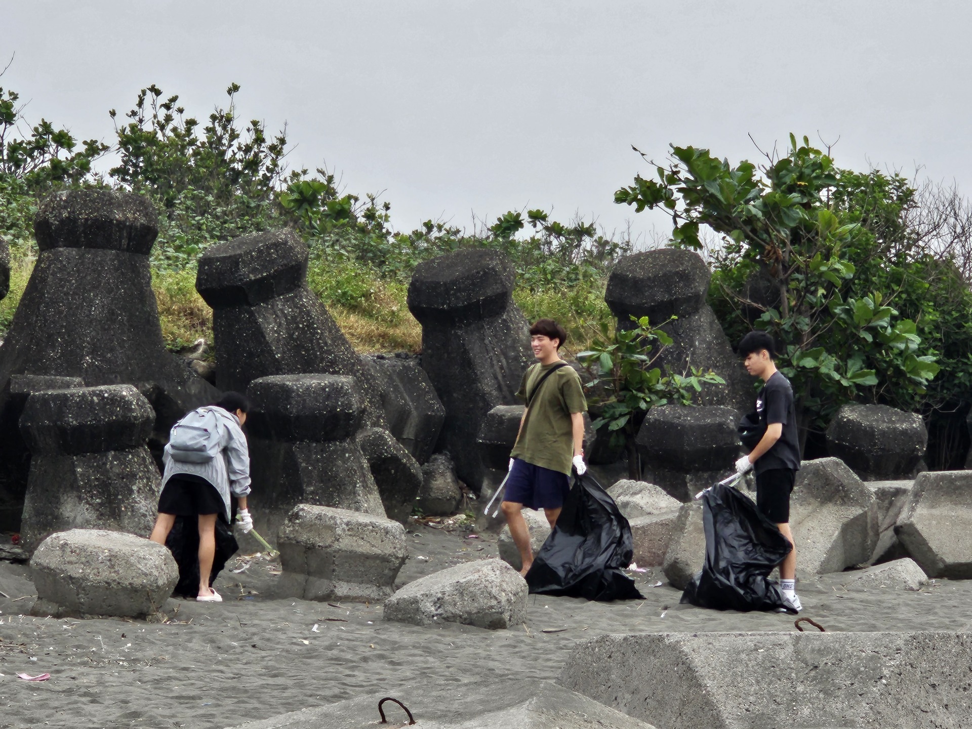 NUK's faculty and students collaborate with the local community to initiate the Kezailiao Beach cleanup. 010Image