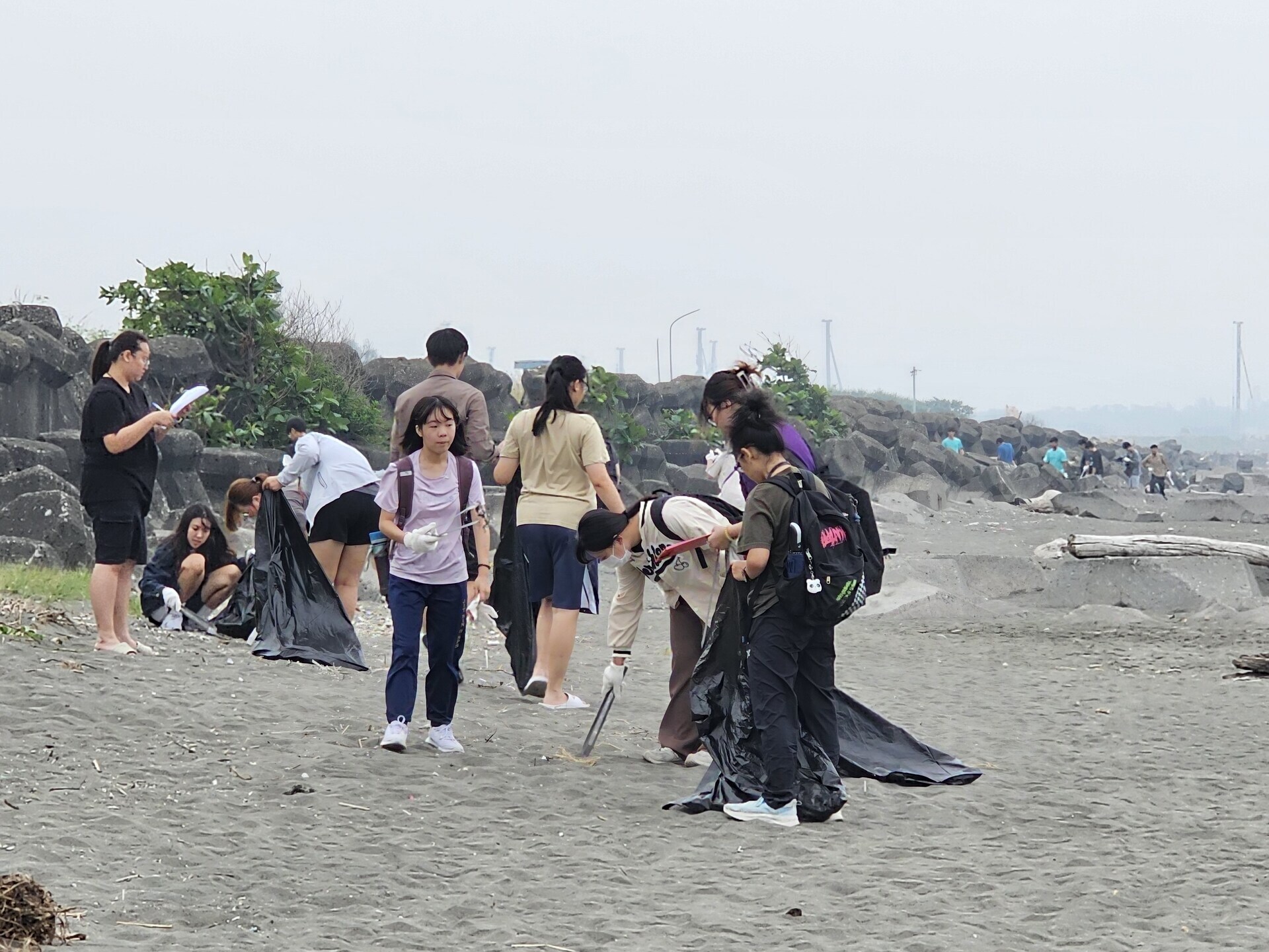 NUK's faculty and students collaborate with the local community to initiate the Kezailiao Beach cleanup. 011Image