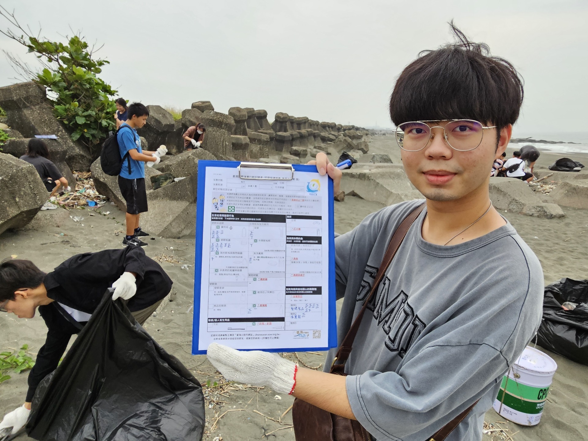 NUK's faculty and students collaborate with the local community to initiate the Kezailiao Beach cleanup. 014Image