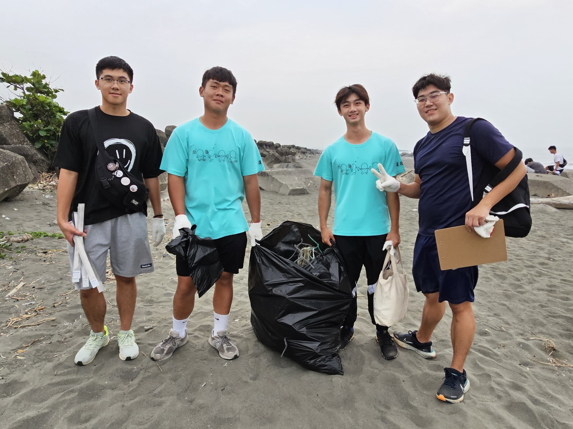 NUK's faculty and students collaborate with the local community to initiate the Kezailiao Beach cleanup. 015Image