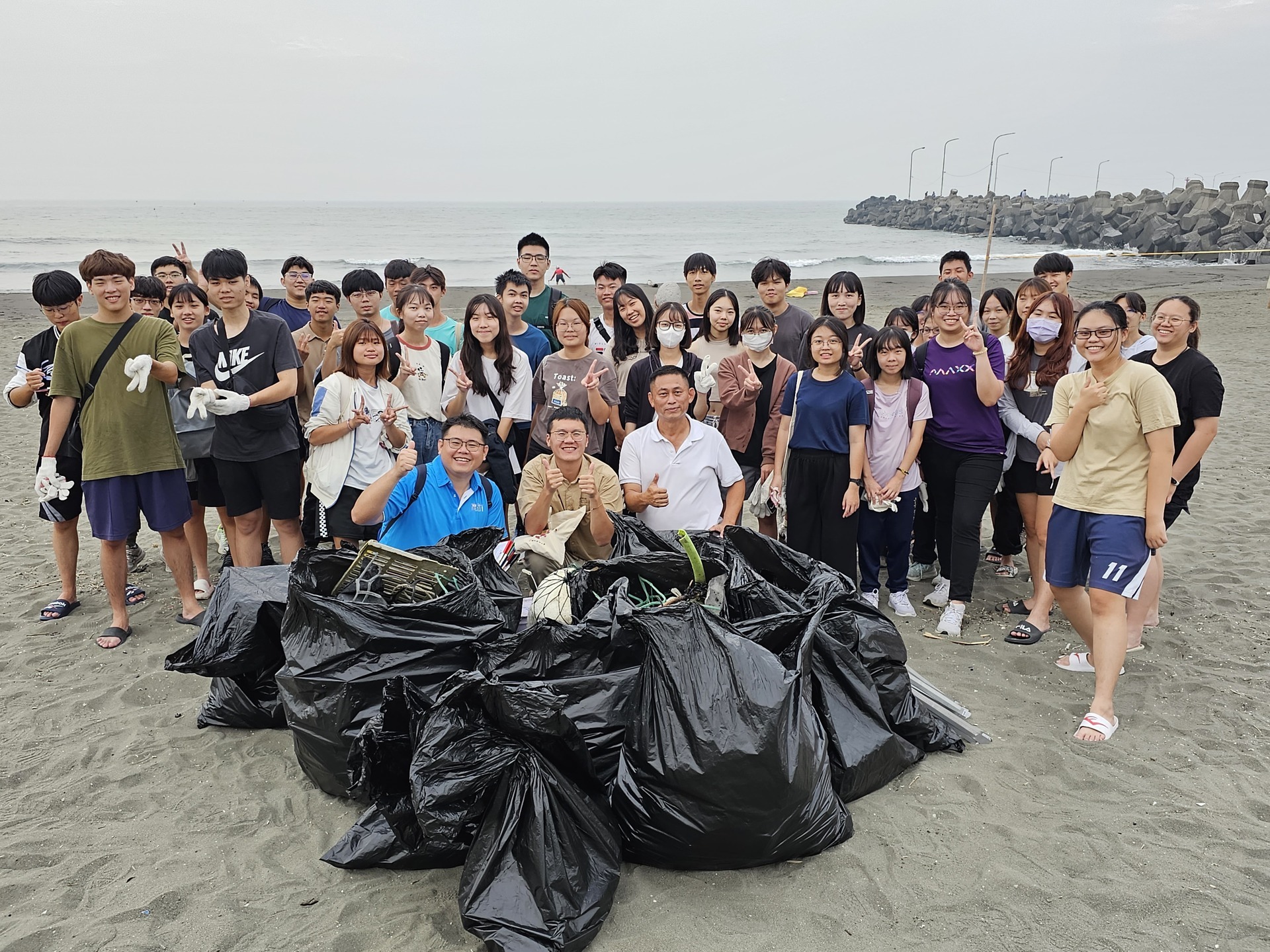 NUK's faculty and students collaborate with the local community to initiate the Kezailiao Beach cleanup. 017Image