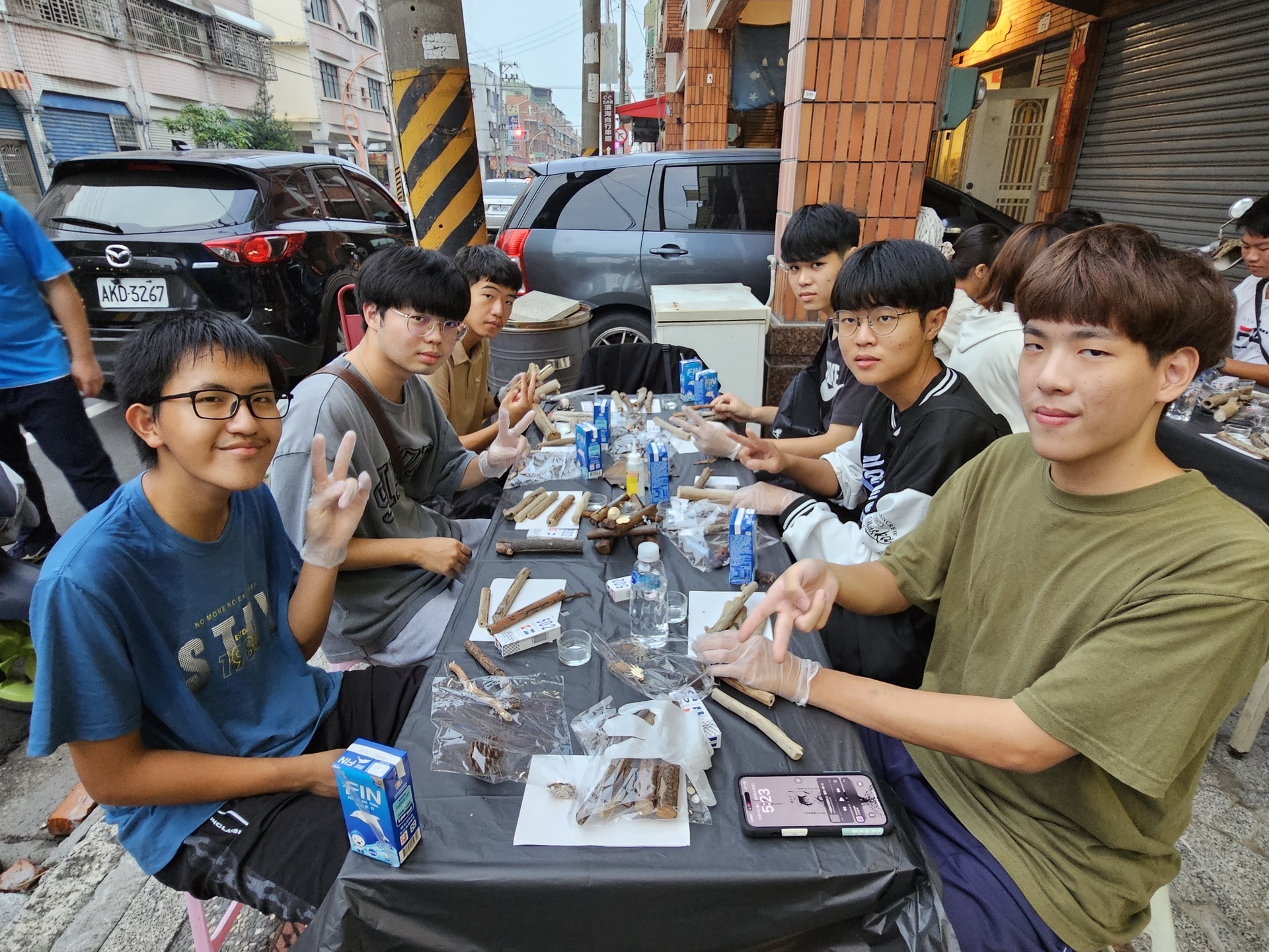 NUK's faculty and students collaborate with the local community to initiate the Kezailiao Beach cleanup. 019Image