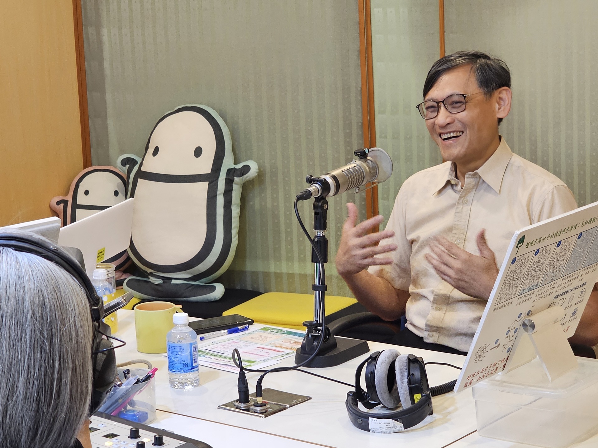 化材系系主任鍾宜璋日前接受教廣電台高雄分台專訪005