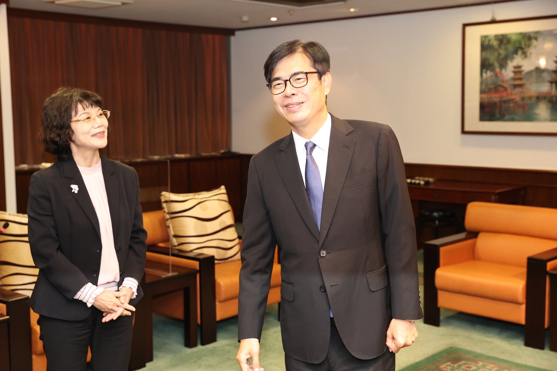 高雄大學校長陳月端（左）代表中選會頒發當選證書予高雄市長陳其邁05