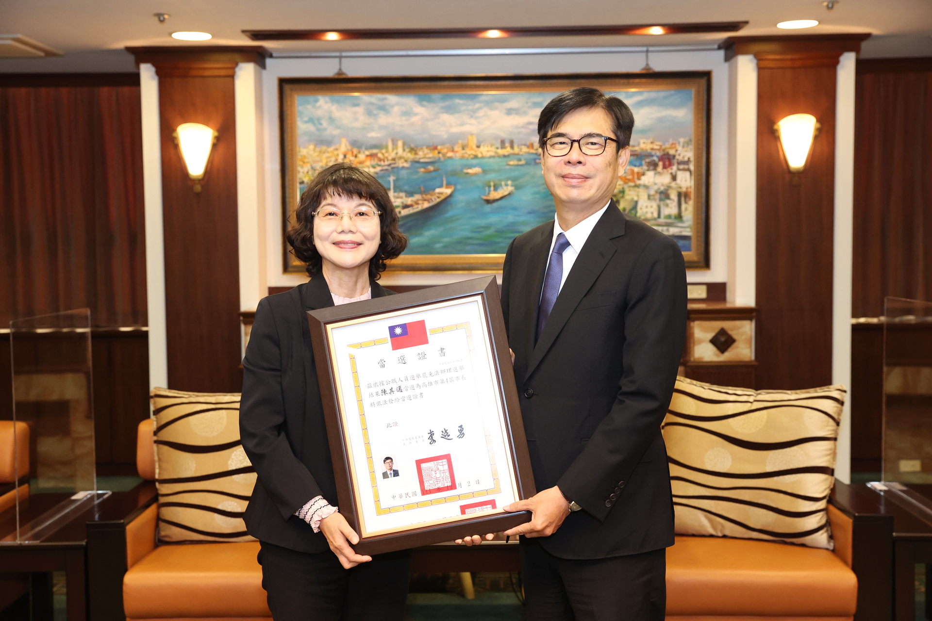高雄大學校長陳月端（左）今（5）日以中央選舉委員會委員身份，代表中選會頒發當選證書予高雄市第4屆市長選舉當選人陳其邁。
