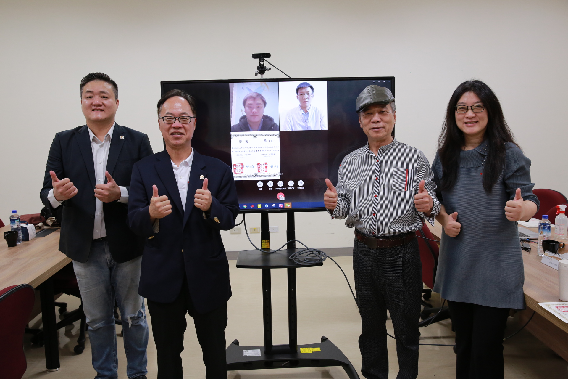 左起：高雄大學國際長丁一賢、校長王學亮、藝術家許伯夷、崑山科技大學副教授黃揚婷，與視訊受獎陸生盧智君、鄧令合影。