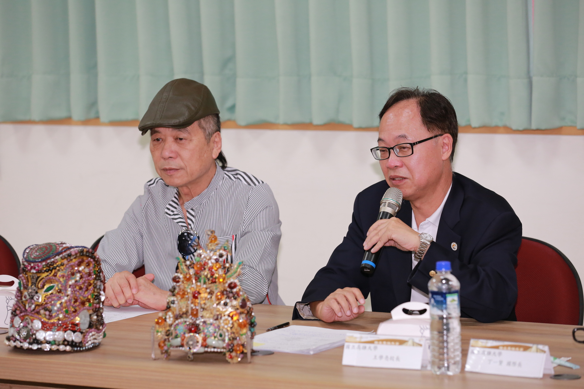 左起：藝術家許伯夷、高雄大學校長王學亮