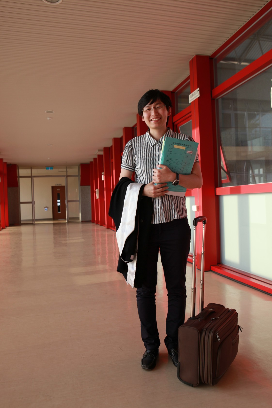 法律系校友李衣婷攝於行政大樓圖片