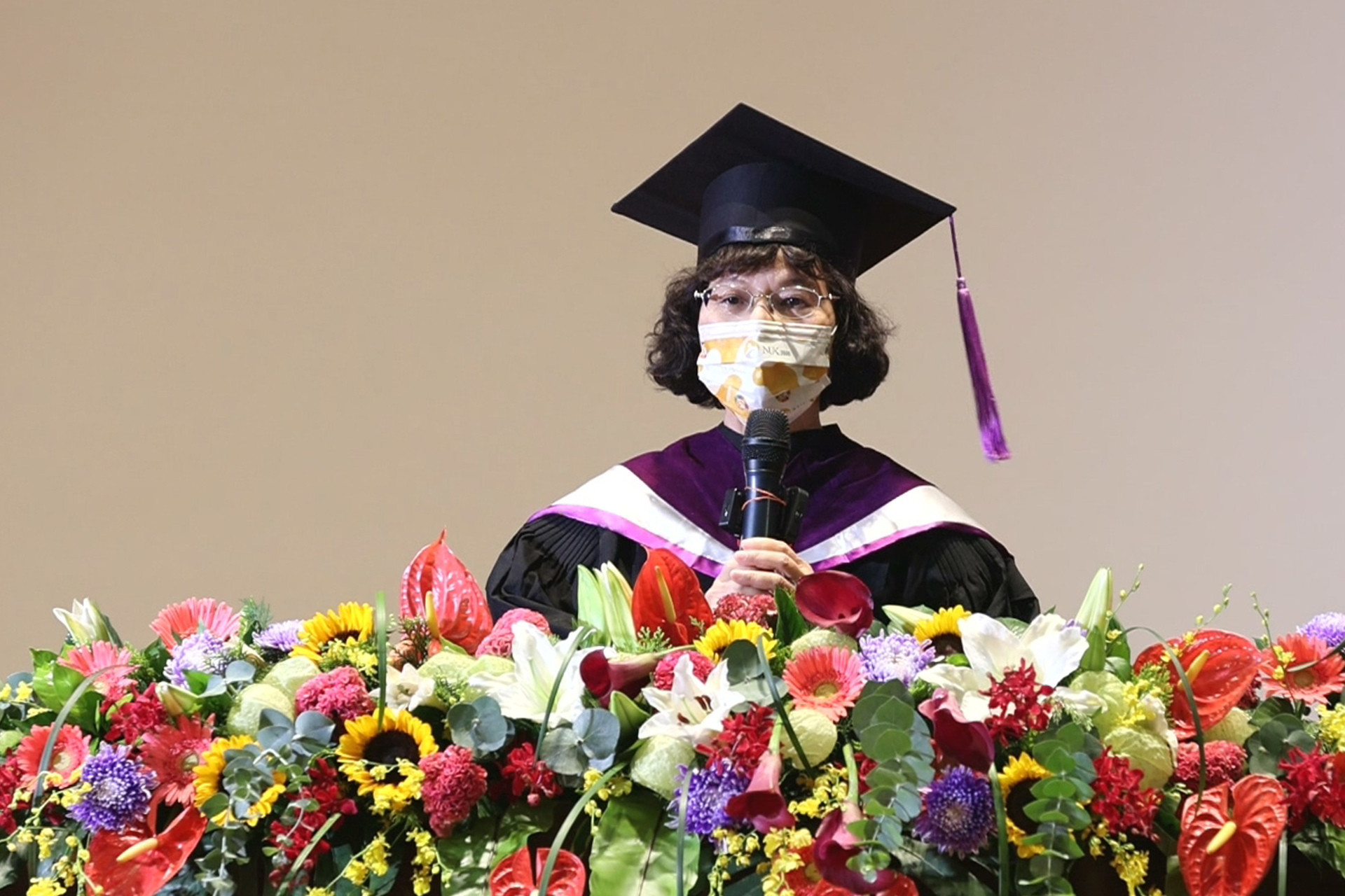 國立高雄大學今（26）日舉辦第18屆畢業典禮，配合防疫全程線上進行，校長陳月端勉勵畢業生尋夢踏實，不斷學習精進專業並培養跨領域，以及關懷社會。