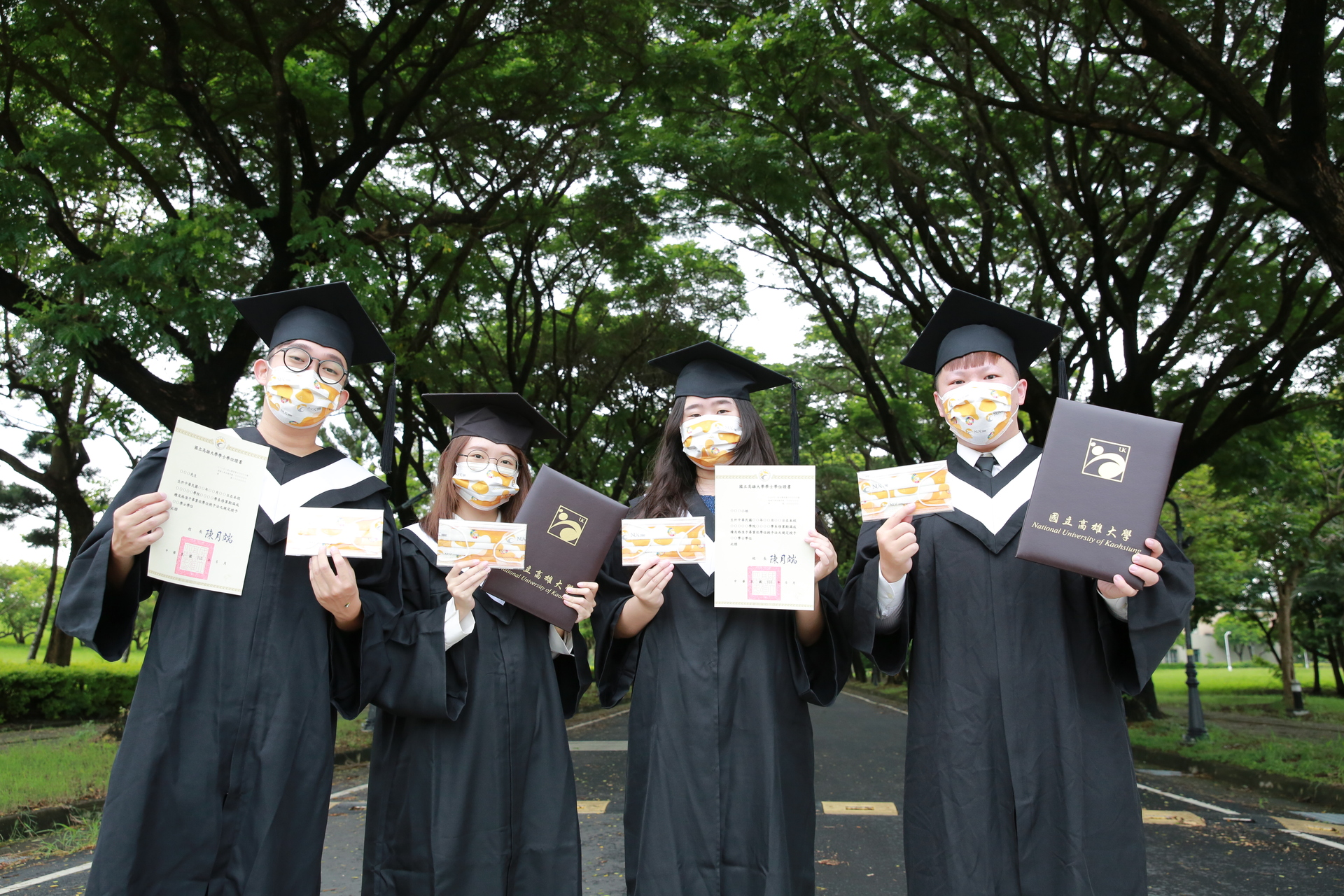 配合防疫，高雄大學校方除了宅配畢業證書，再貼心加贈高大專屬限定版口罩，不僅提醒考生保護自己也保護家人，也是齊心抗疫的共同紀念。
