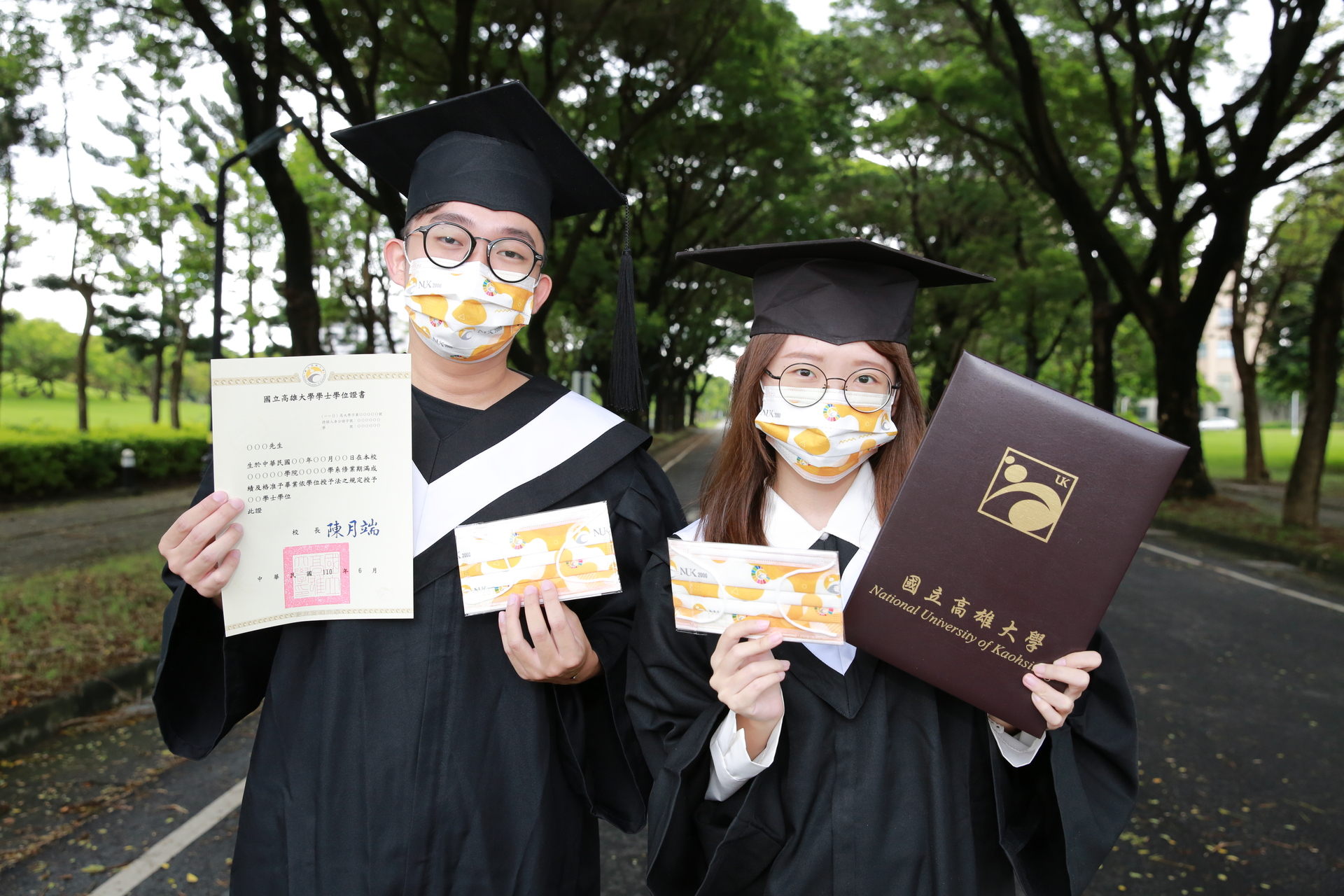 配合防疫，高雄大學校方除了宅配畢業證書，再貼心加贈高大專屬限定版口罩，不僅提醒考生保護自己也保護家人，也是齊心抗疫的共同紀念。