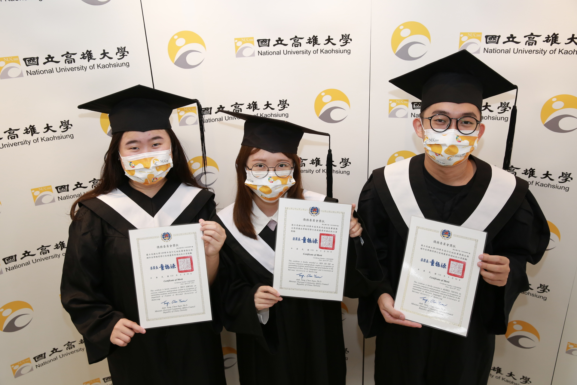 馬來西亞僑生張潔儀、2名印尼僑生陳健升與林姵伶獲頒僑委會「109學年度大專校院應屆畢業僑生學行成績優良獎」。