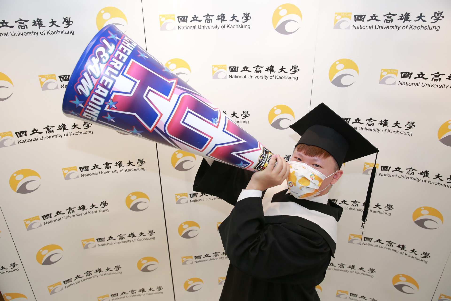 亞太工商管理學系應屆畢業生葉信顯熱愛競技啦啦隊運動，在學期間共抱回4座冠軍金盃，更將興趣深入研究，已考取運動科學領域碩士班，發願把商管、運動科學跨界運用、開發新藍海。