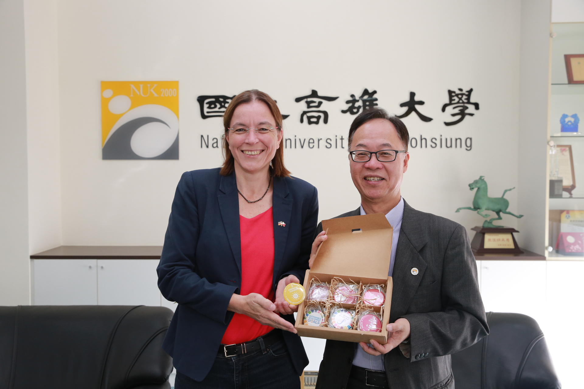 德國在臺協會副代表施碧娜（Sabrina Schmidt-Koschella，左），拜會校長王學亮。