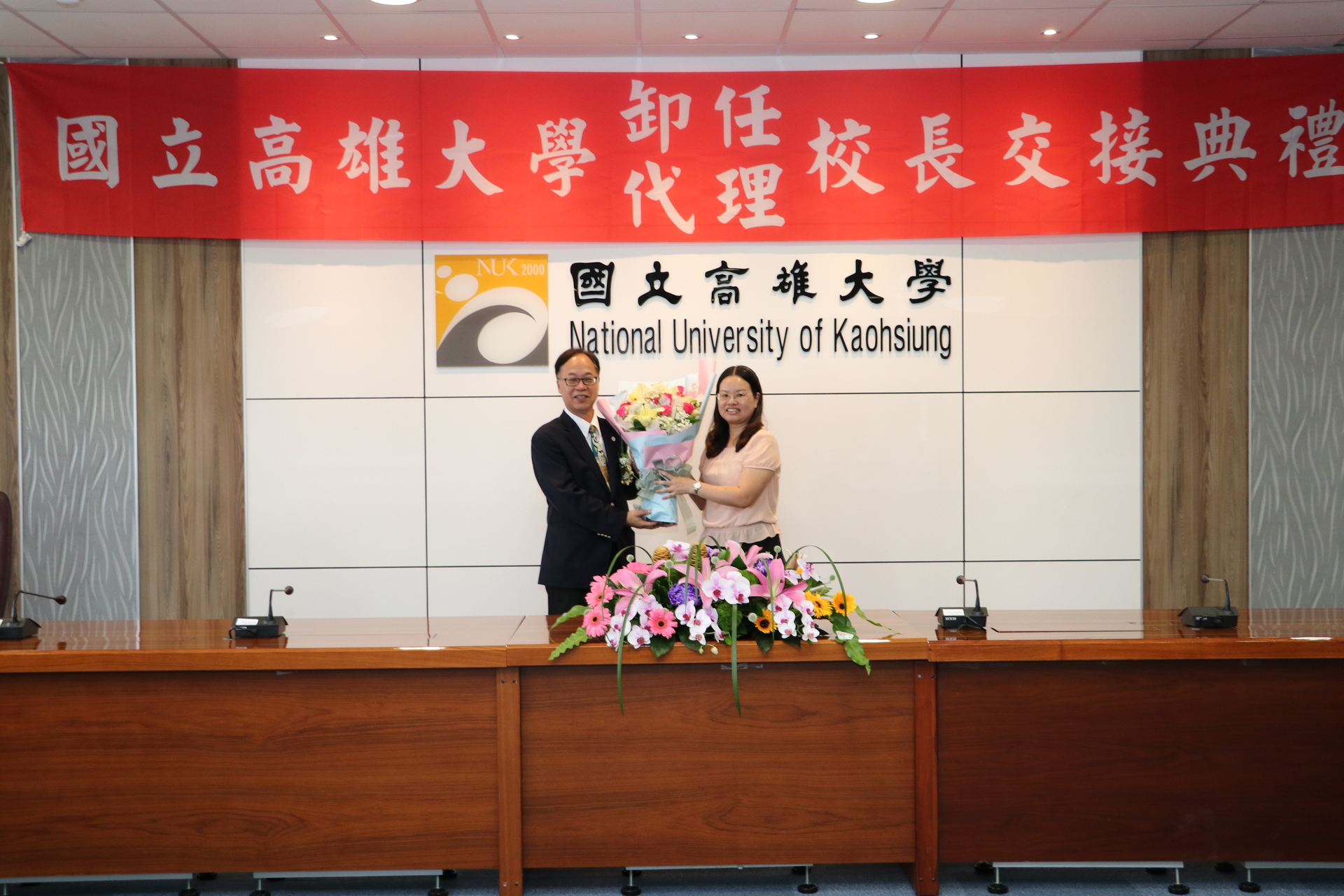 同仁代表致贈前校長王學亮花束