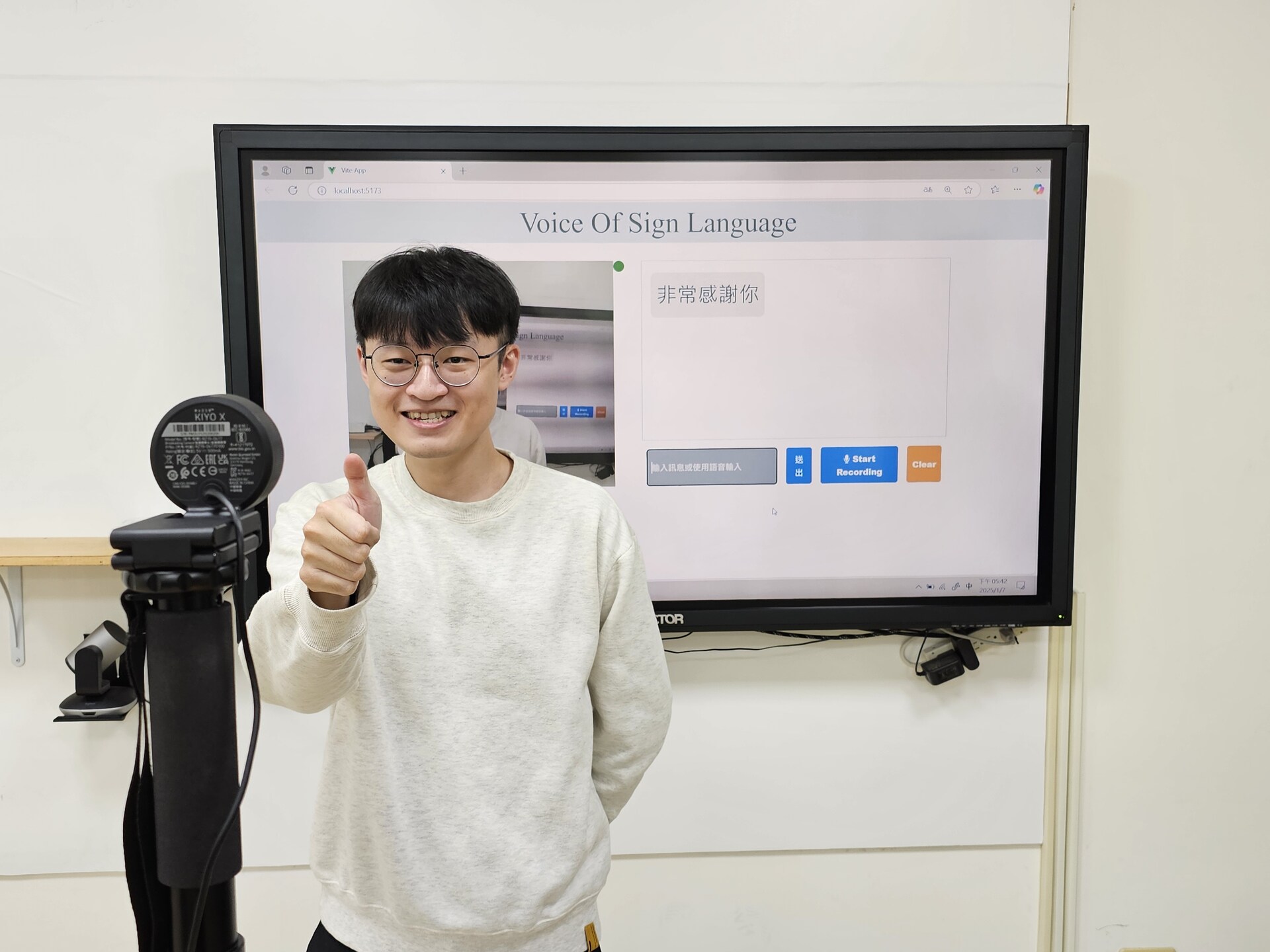 資工系教授余亞儒團隊開發「手語之聲」001
