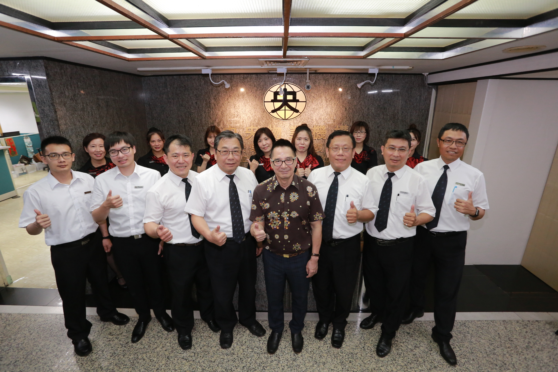 高雄大學第3屆傑出校友楊啟銓與員工合影圖片