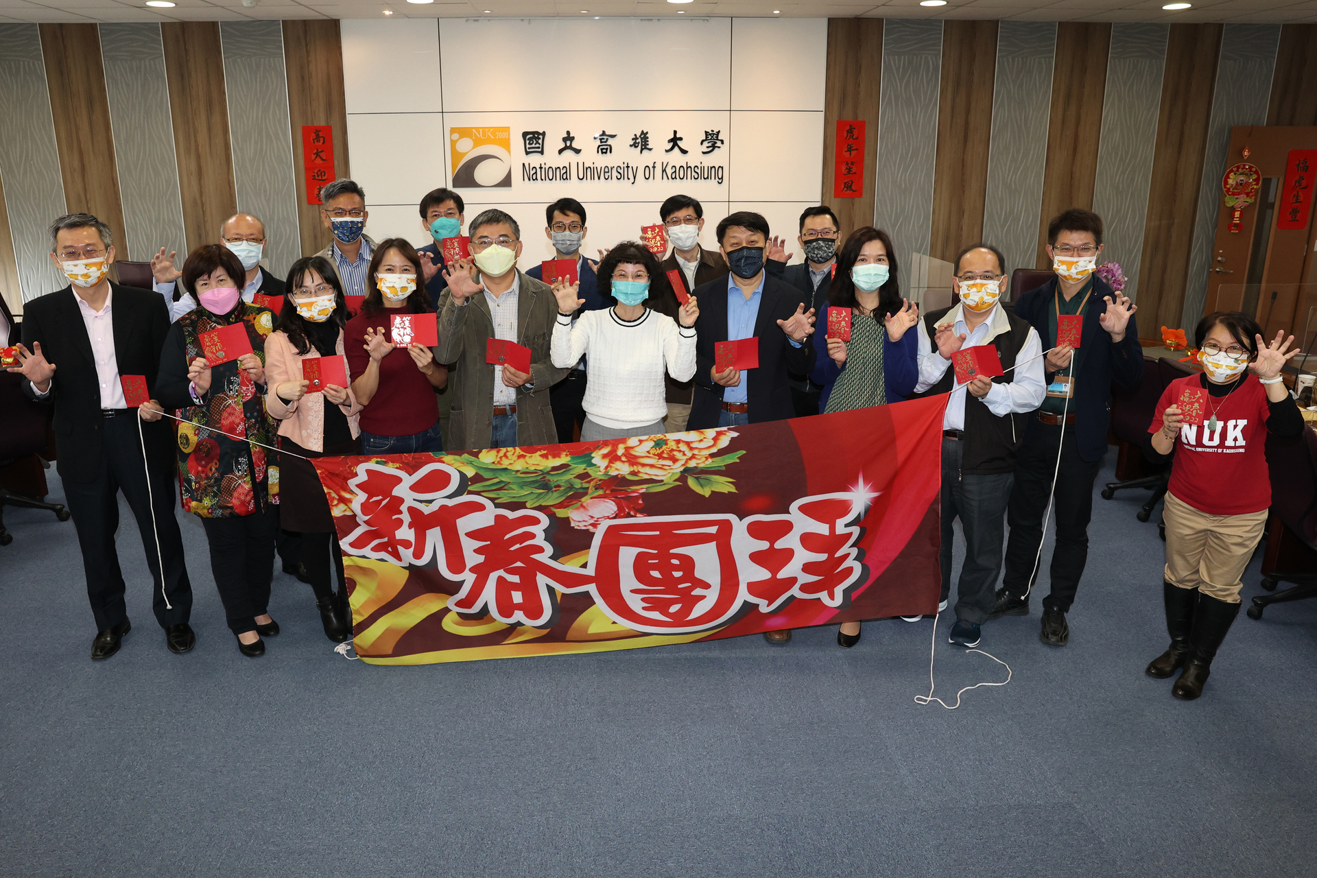 國立高雄大學校長陳月端今（7）日率領行政團隊主持新春團拜活動