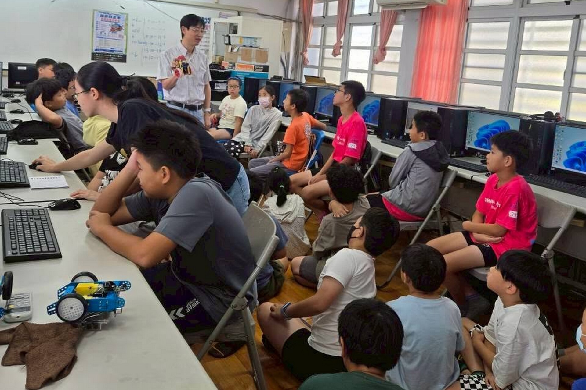 應物系副教授余進忠團隊 串聯業界前進國教端舉辦「自走車研習營」001
