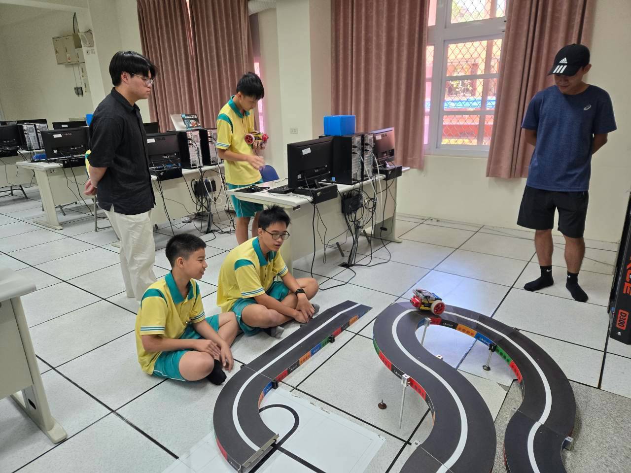 應物系副教授余進忠團隊 串聯業界前進國教端舉辦「自走車研習營」008