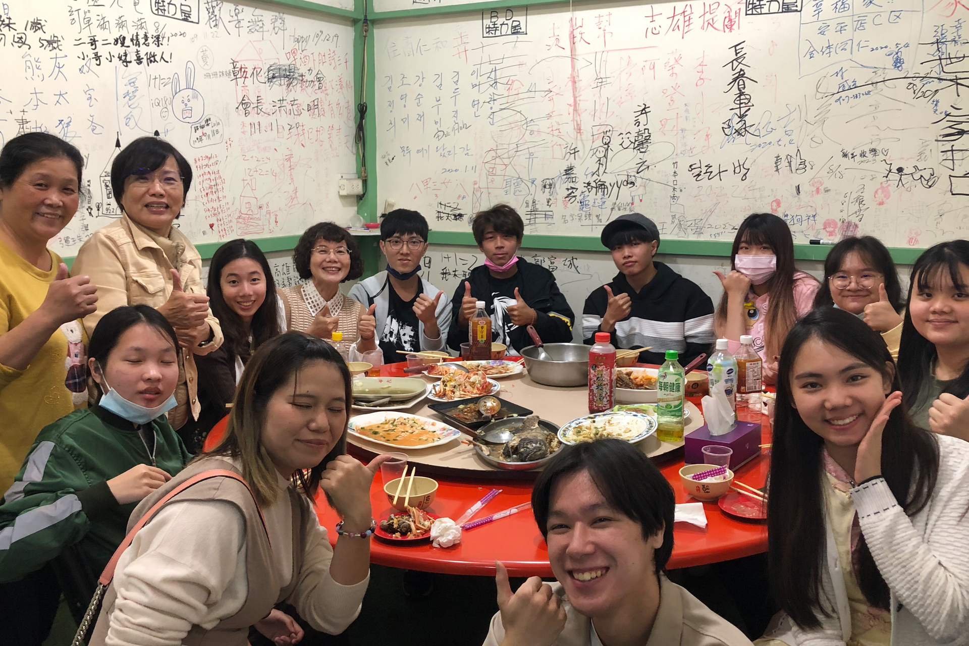 高雄大學校長陳月端（後排左2）、立委劉世芳（後排左3）邀請留校未返鄉的高大僑外生除夕圍爐，溫暖陪伴讓這群異鄉遊子不寂寞，暖心又暖胃。