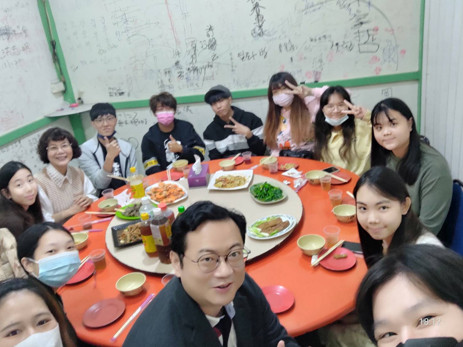 高雄大學校長陳月端、立委劉世芳聯合作東，邀請留校未返鄉的高大境外學生年夜圍爐01