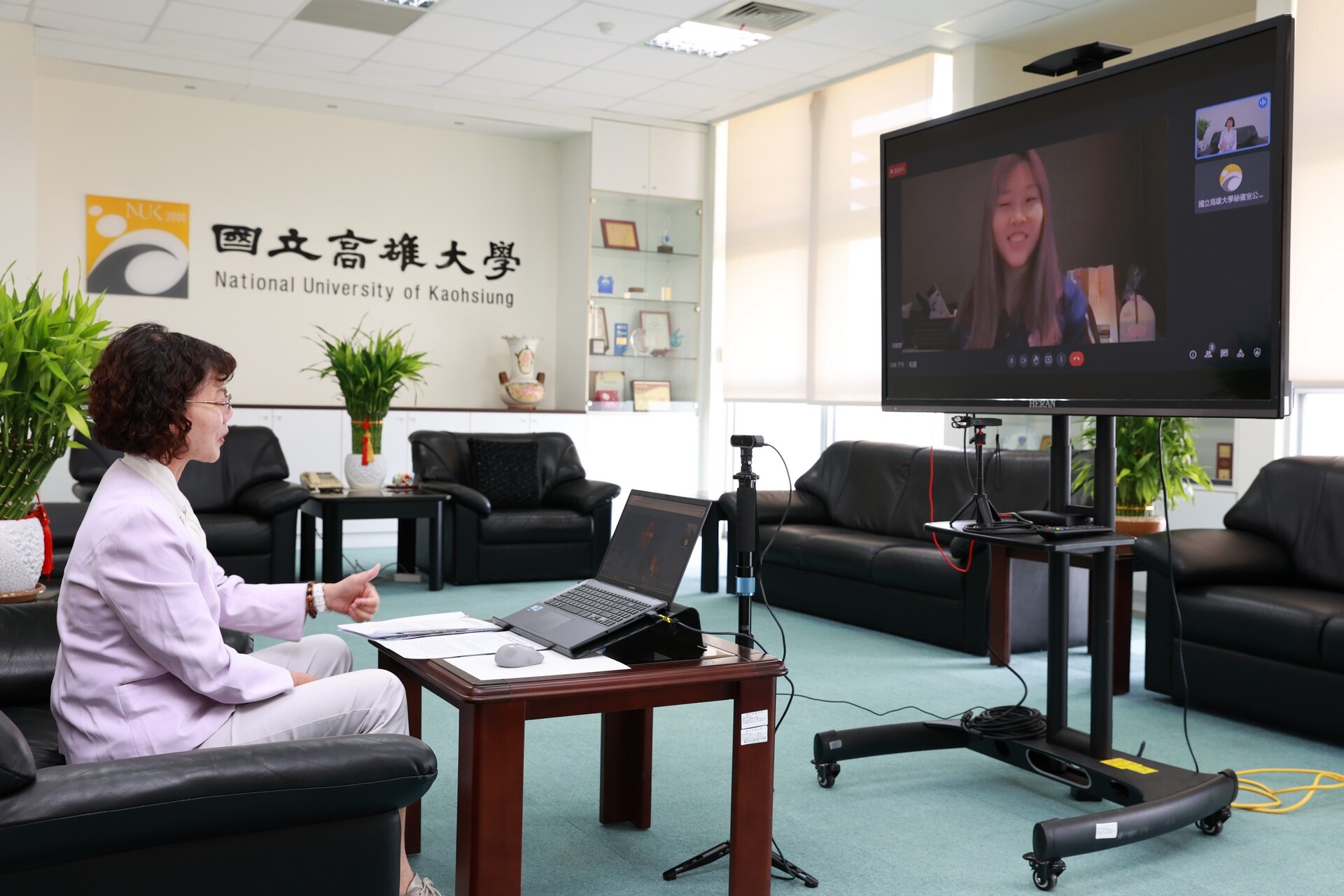 高雄大學校長陳月端透過視訊恭喜運技系學生田曉雯， 勇奪本屆東京帕運桌球項目女單TT10級銅牌。圖片