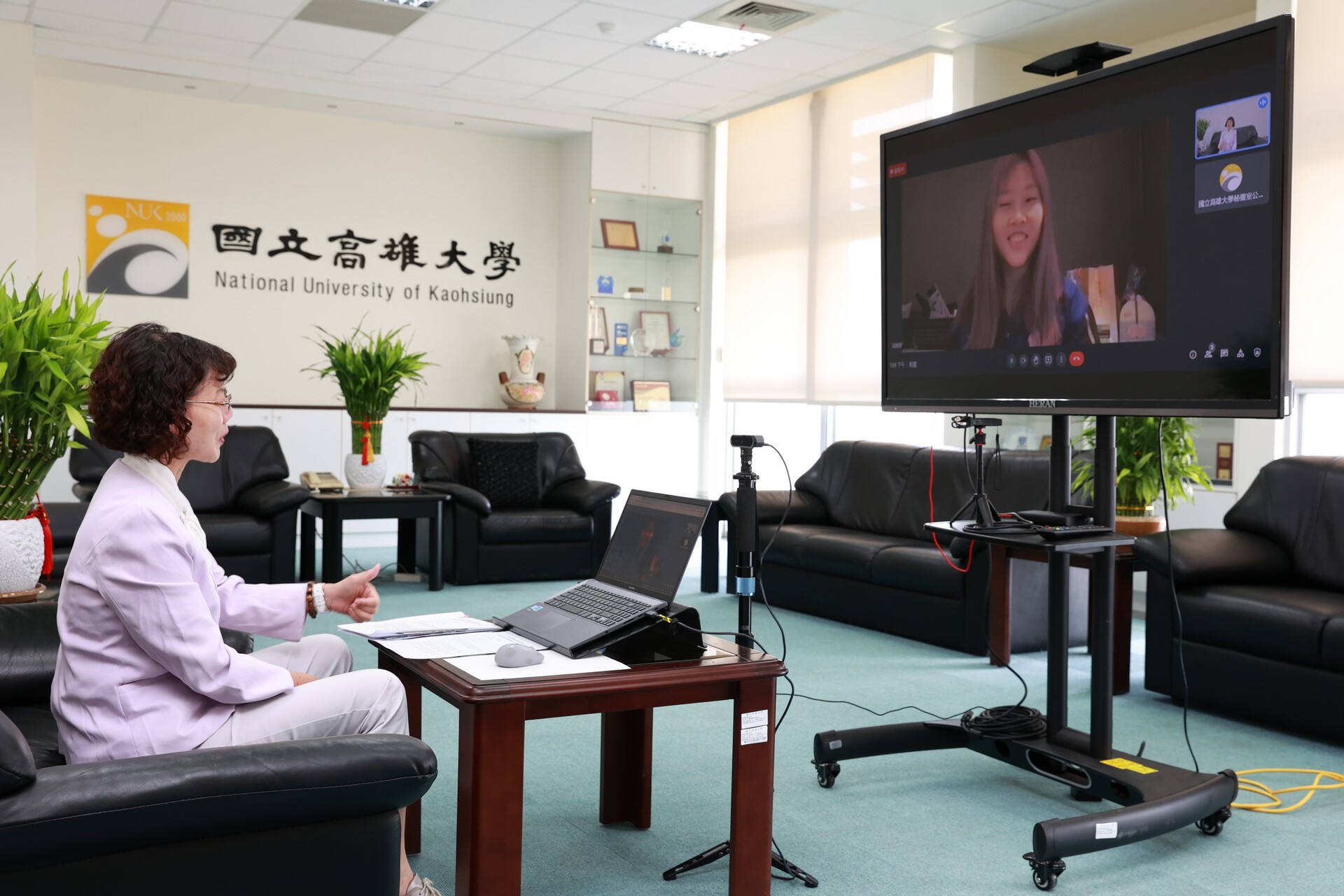 高雄大學校長陳月端透過視訊恭喜運技系學生田曉雯， 勇奪本屆東京帕運桌球項目女單TT10級銅牌。