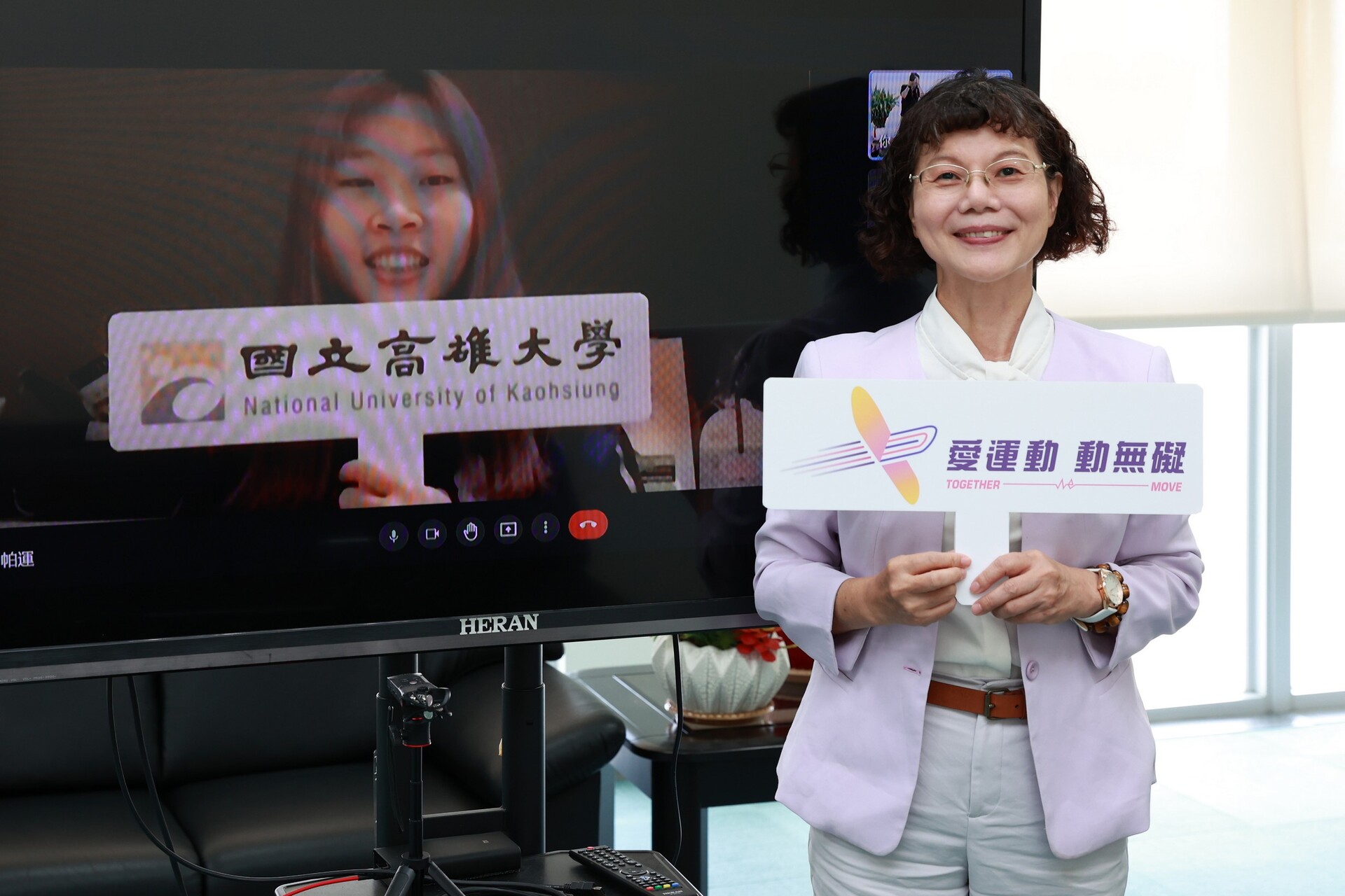 校長陳月端與田曉雯合影圖片