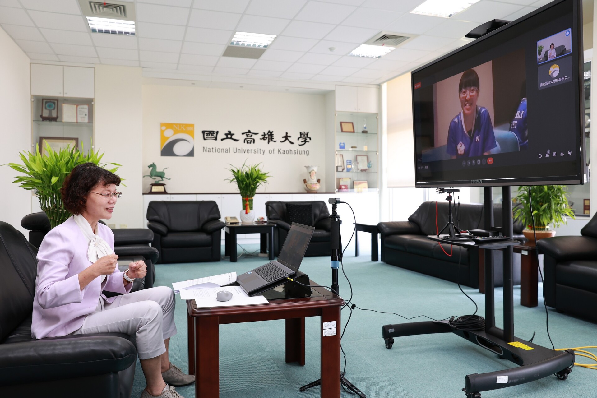 高雄大學校長陳月端透過視訊嘉勉運技系學生、帕運桌球選手林姿妤。圖片