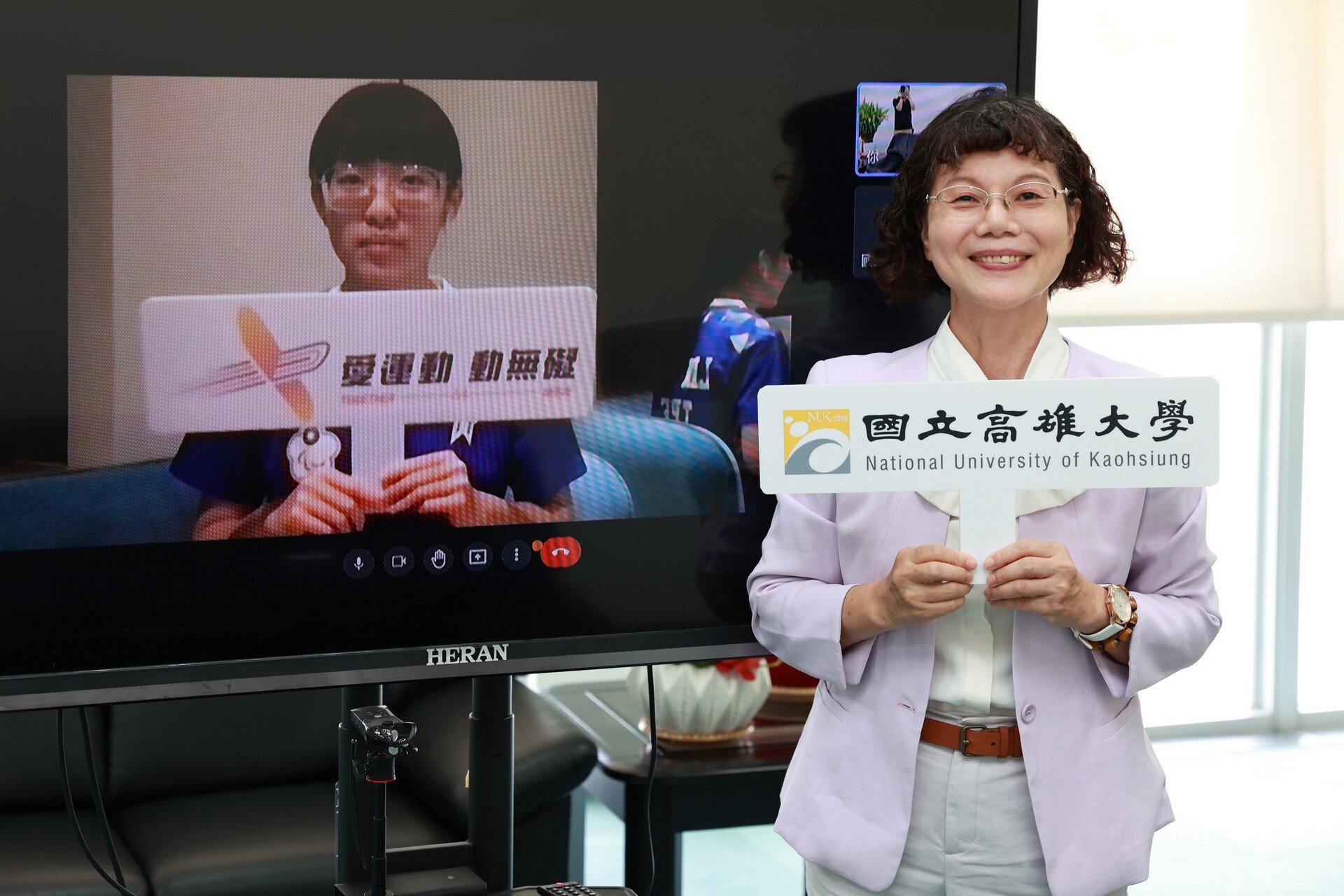 校長陳月端與林姿妤合影圖片