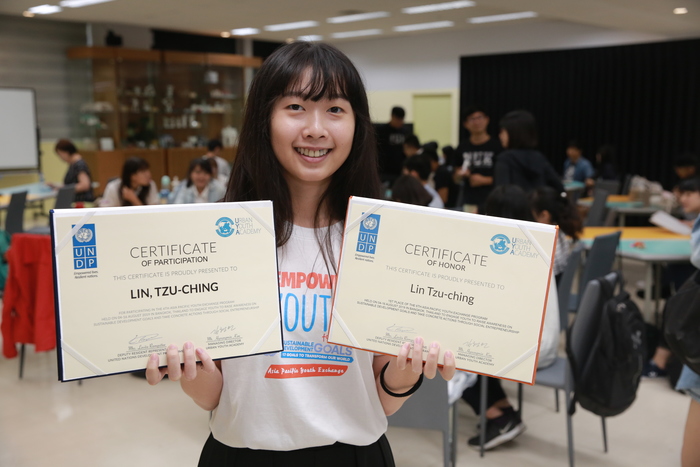 亞太系學生林子晴為泰國柚子產地「Bang Sa Kae」提出改善方案，榮獲本屆「亞太青年永續發展訓練（APYE）」首獎。