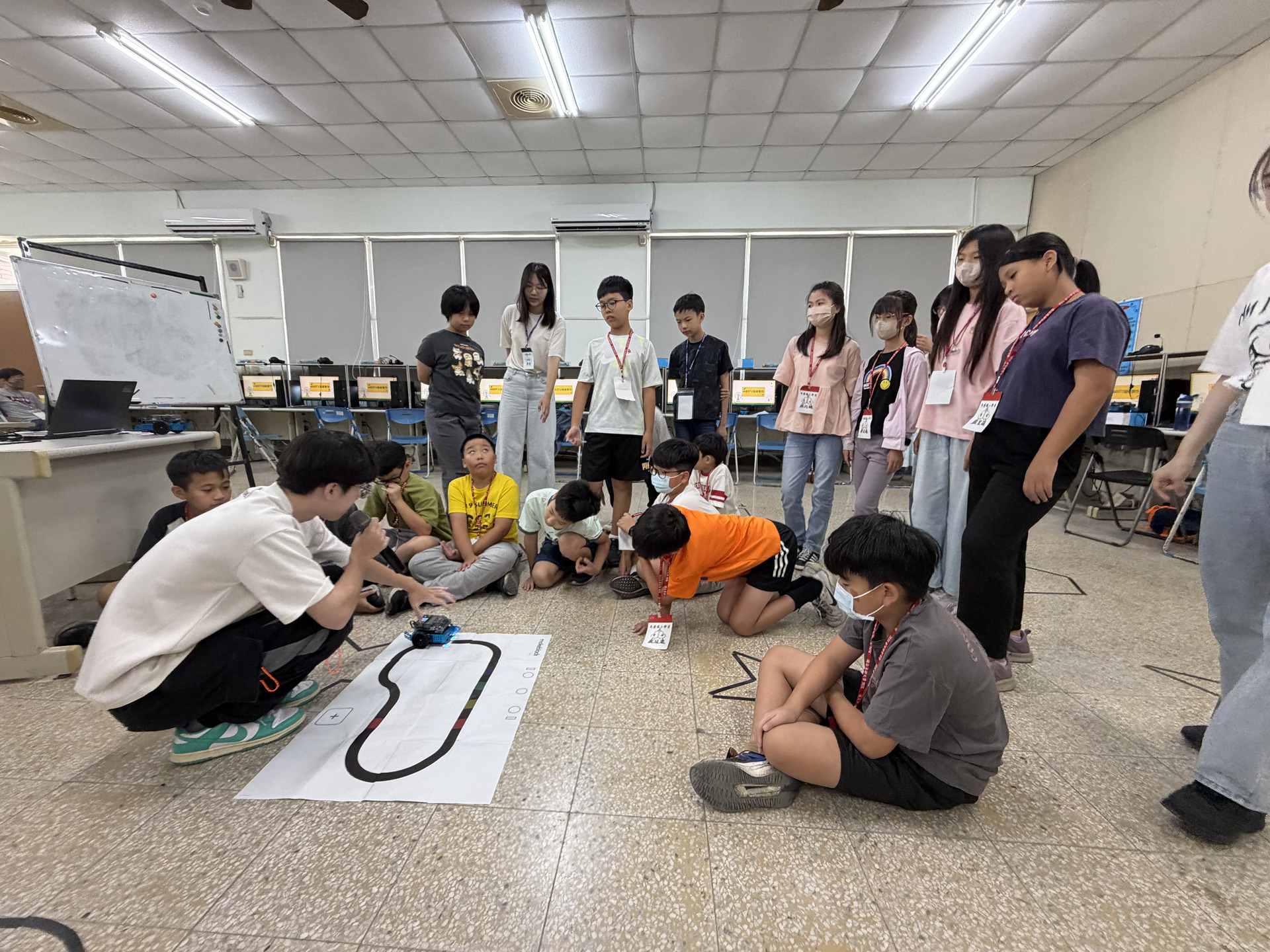 e-Eureka資訊志工團教學童用數學「指揮」機器人005