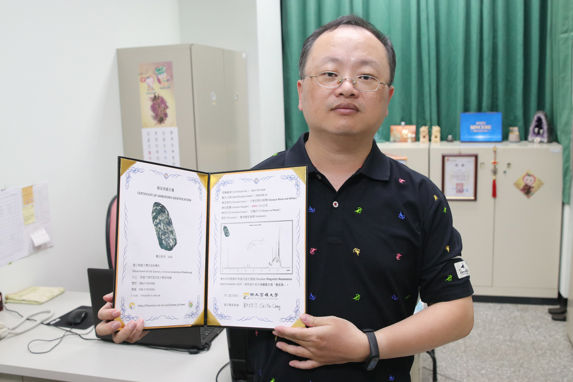 生科系副教授鄭竣亦運用核磁共振光譜技術，精準鑑定龍涎香真偽。