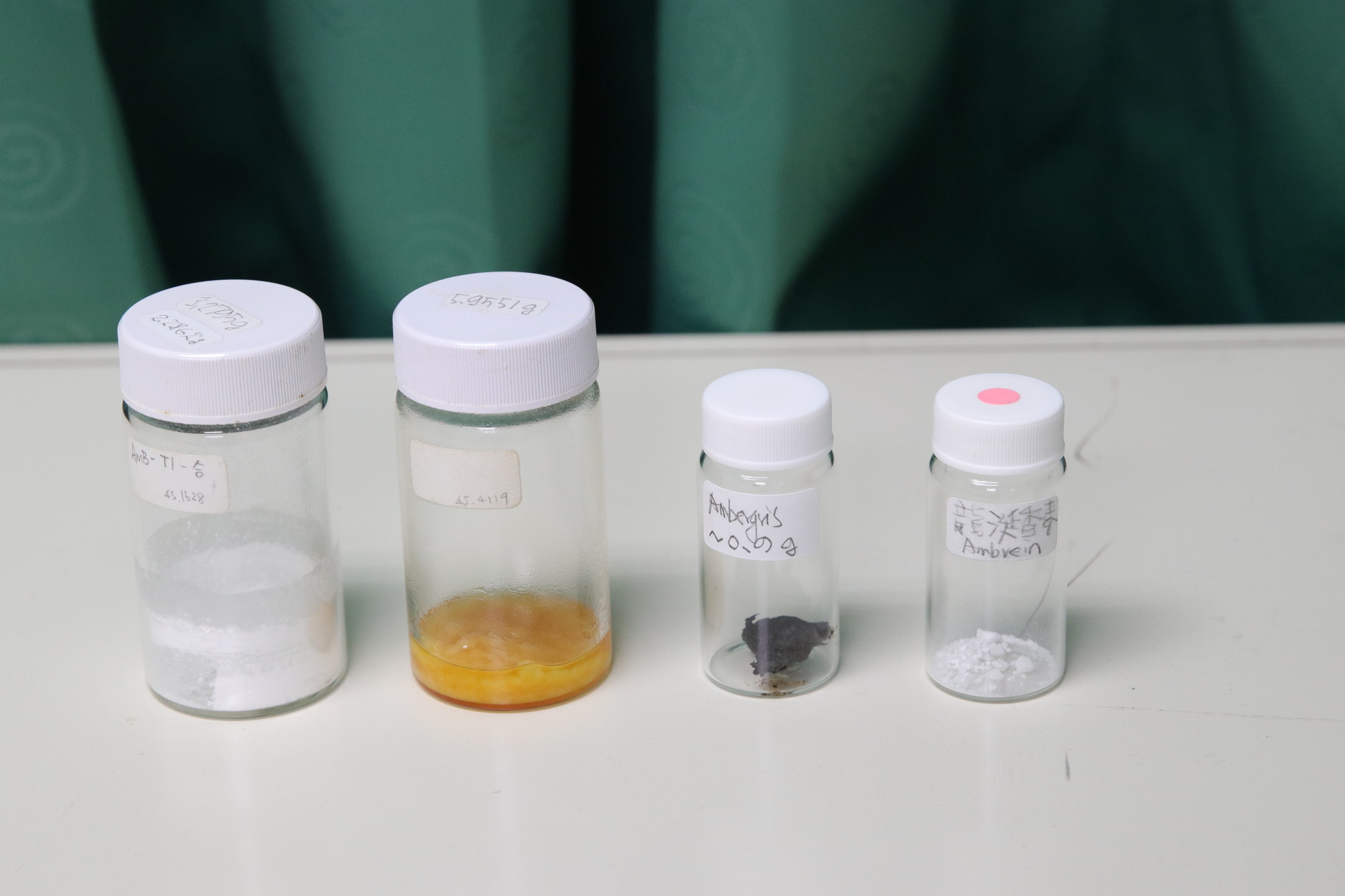 龍涎香及純化後的龍涎香素