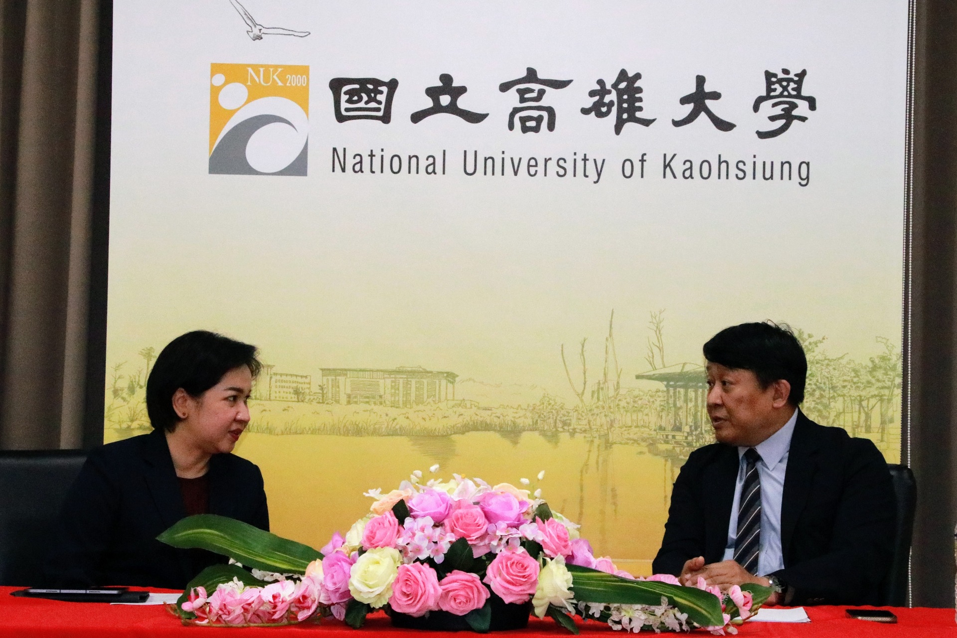 全台唯一，高雄大學獲得泰國朱拉隆功大學致贈「泰語檢定中心」銘牌001圖片
