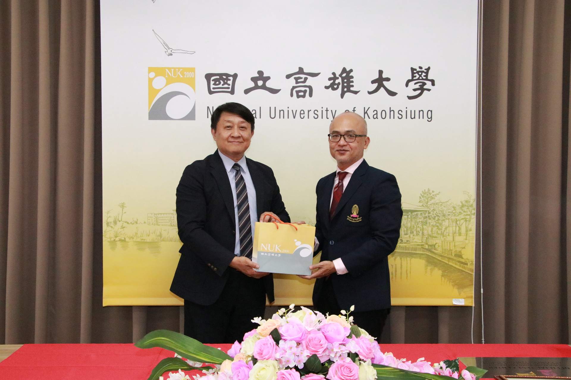 全台唯一，高雄大學獲得泰國朱拉隆功大學致贈「泰語檢定中心」銘牌005圖片