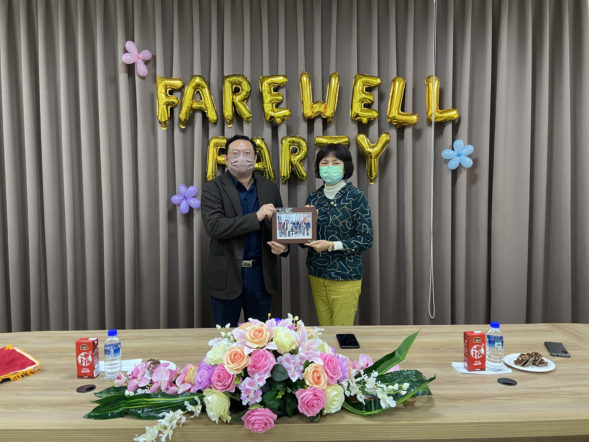 吳行浩國際長致贈紀念品予何玉蟬組長