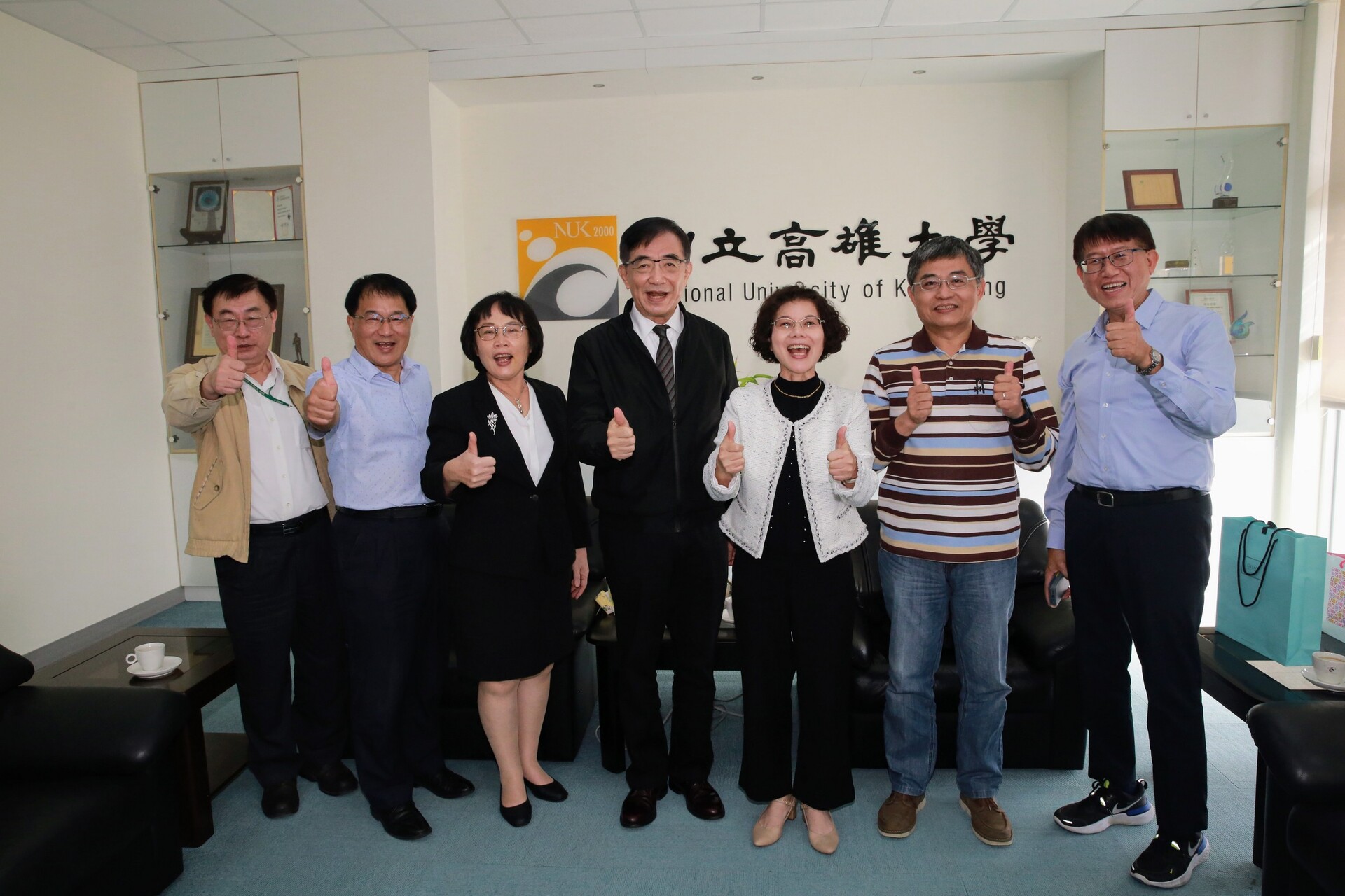 高雄大學校長陳月端（右3）、中華郵政董事長吳宏謀（左4）於演講前交流，相談甚歡。