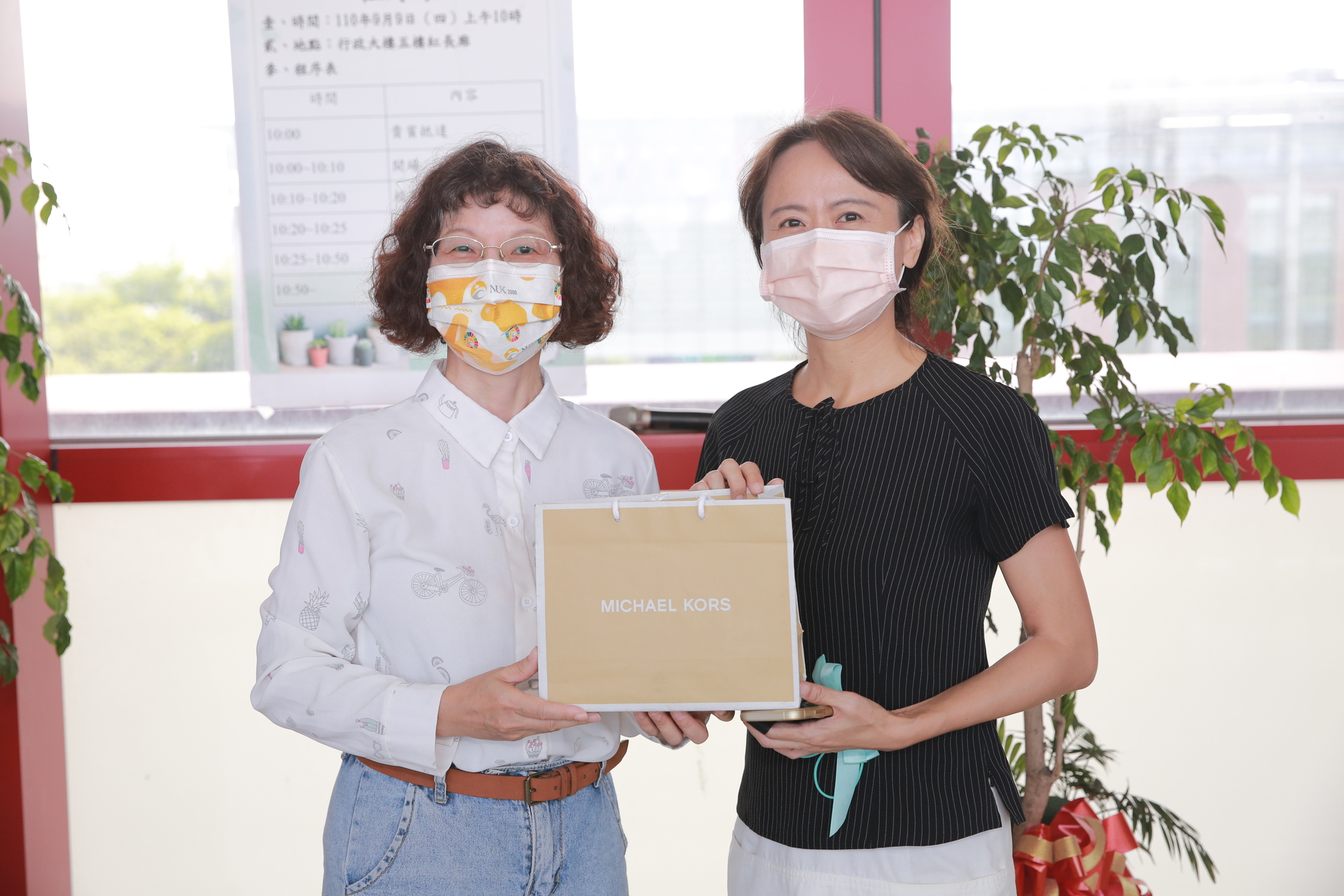 校長、副校長及主秘分別致贈感謝禮物給活動期間積極參與的同仁-1