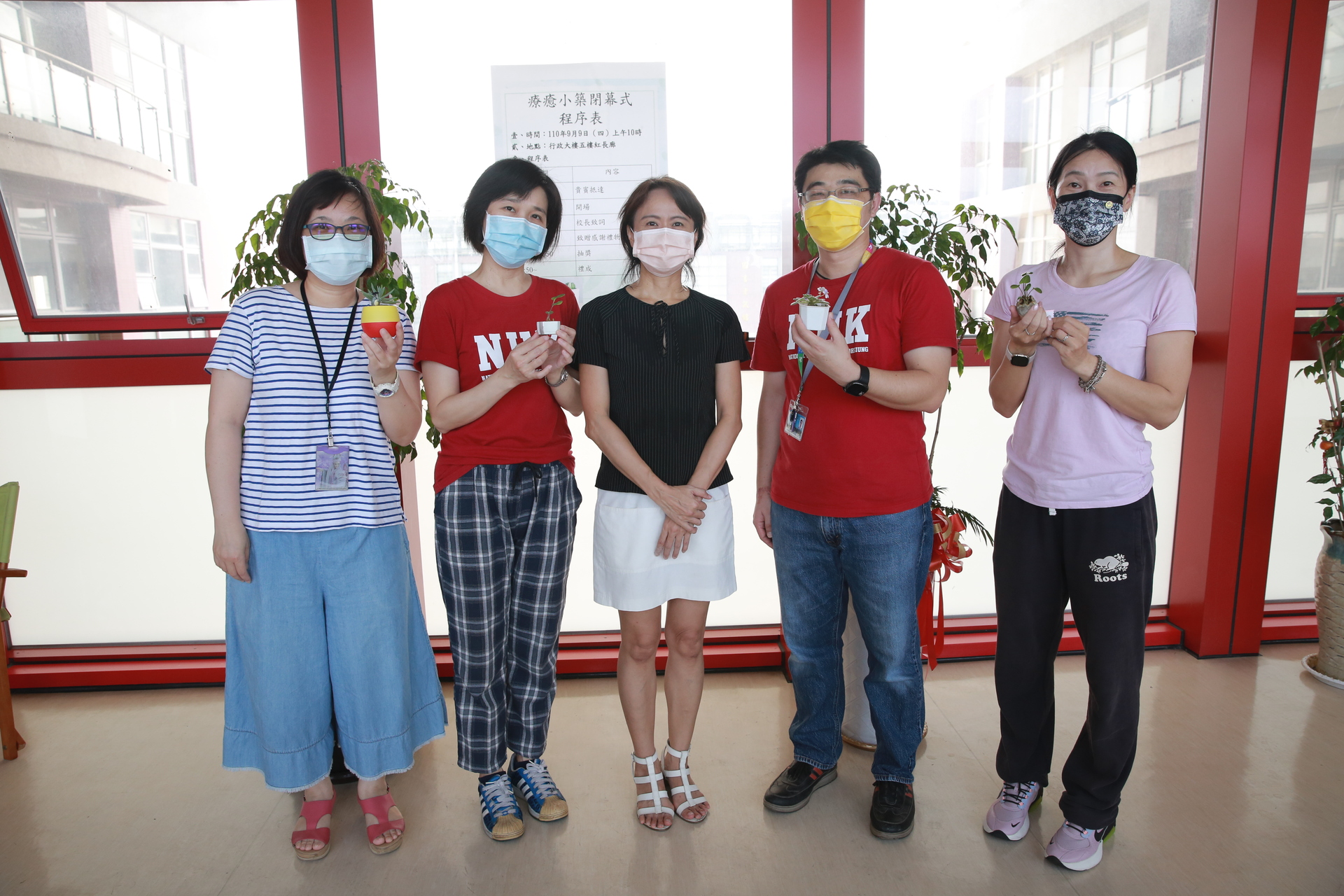 學務長與出席同仁合影