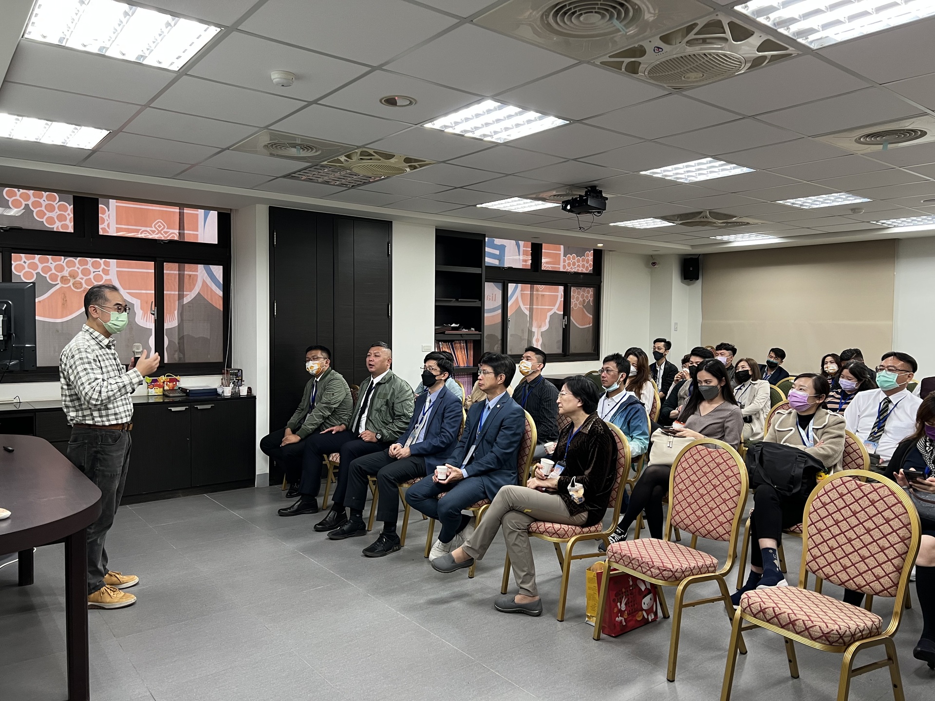 EMBA高雄班跨海前往金門參訪企業、見證校（系）友陳福海接下縣長當選證書05