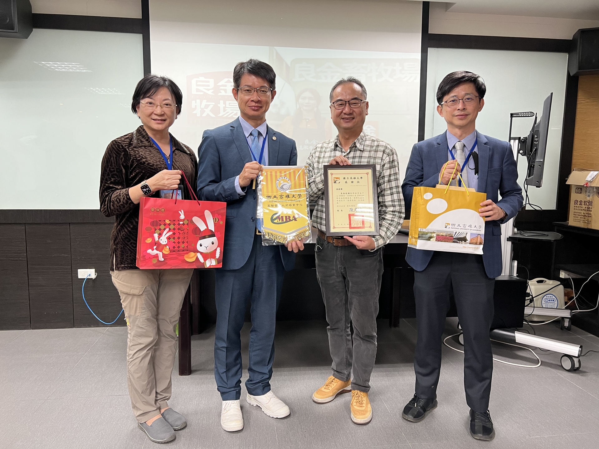 EMBA高雄班跨海前往金門參訪企業、見證校（系）友陳福海接下縣長當選證書07
