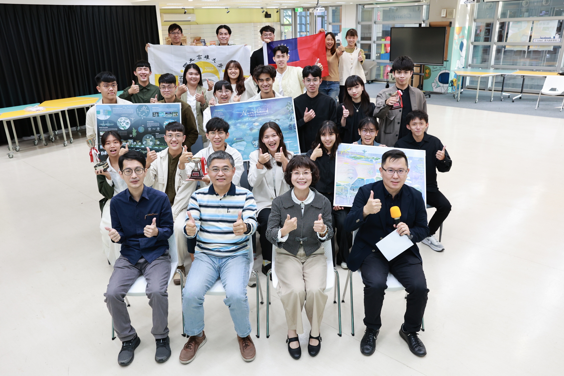 高雄大學校長陳月端(前排右2)、行政副校長吳宗芳(前排左2),特別出席慰勉參賽師生辛勞及恭喜得獎成果。圖片