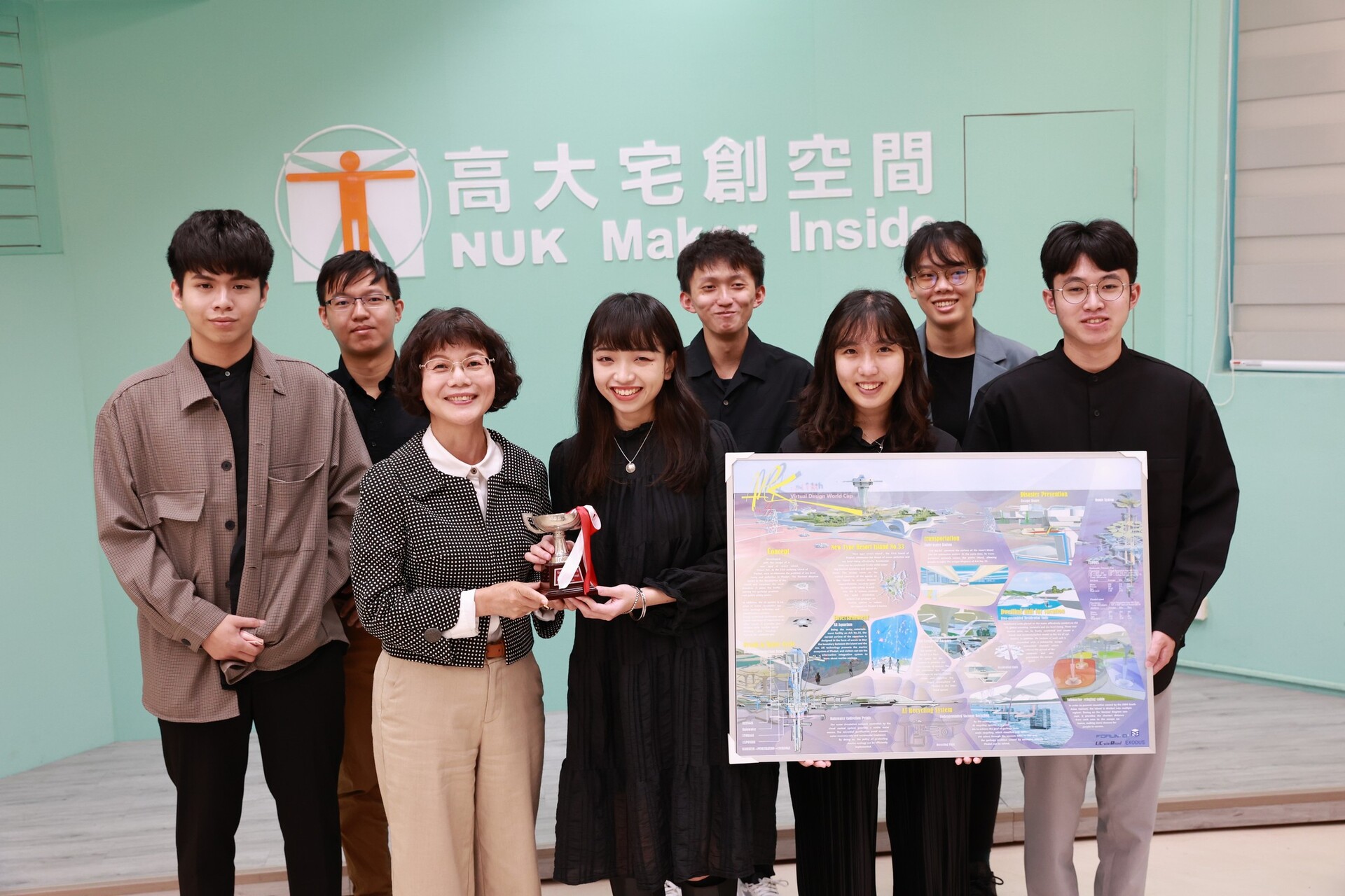 高雄大學校長陳月端表揚評審特別獎隊伍、合影圖片