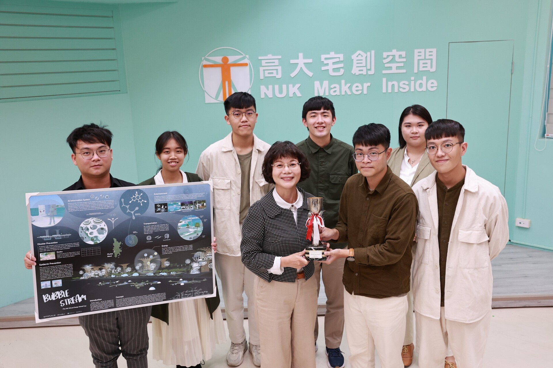 高雄大學校長陳月端表揚冠軍隊伍、合影圖片